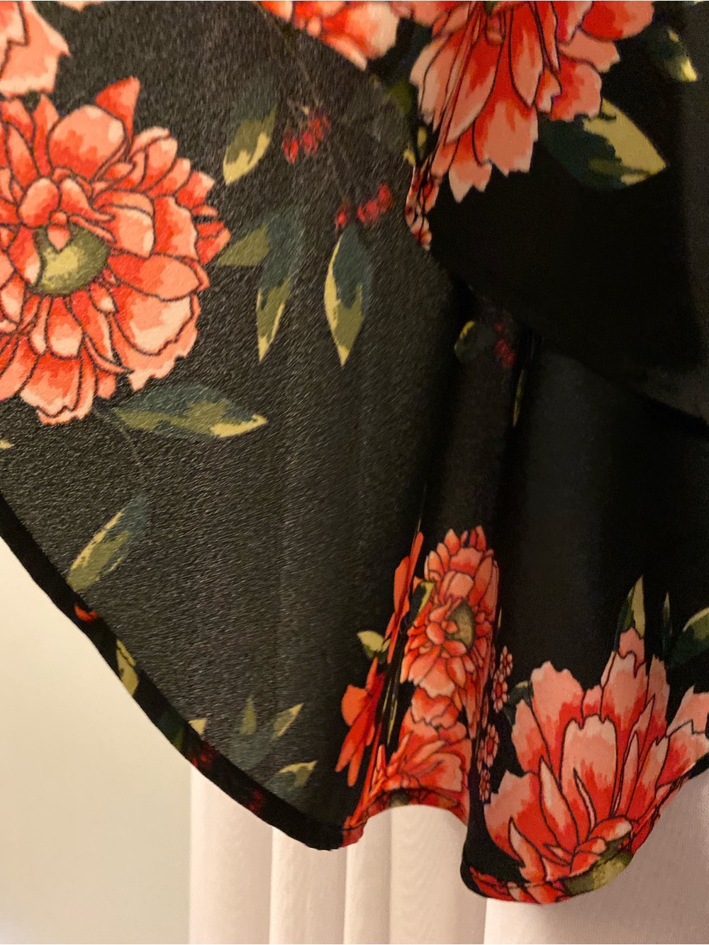 MI AMI FRANCESCA’S NWT SIZE XS BLACK WITH FLORAL PRINT & OPEN TOP BACK OF DRESS - Picture 4 of 4